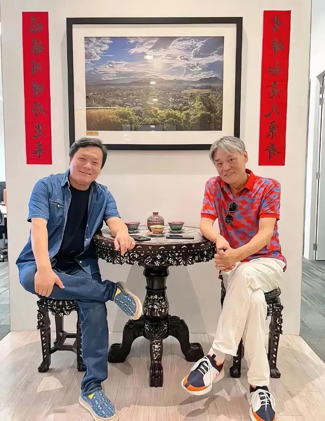 照片上这位穿着花褂子、白裤子，满头白发的老人，你还认得吗？他是老演员巍子，今年6