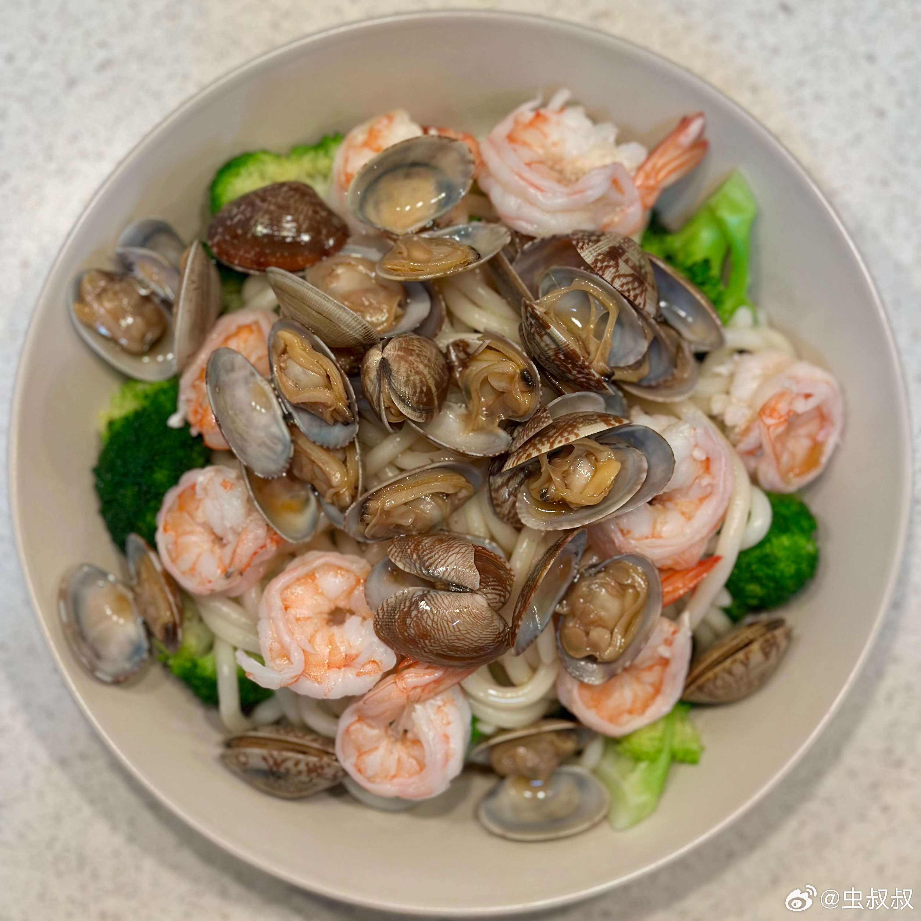 午餐。把西兰花、乌冬面还有虾仁分别煮好，倒入一份现成的捞汁花蛤，就是一份低脂，高