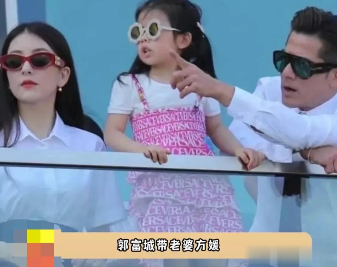 郭富城带妻子女儿现身马场，两个女儿罕见露出正面照，父女互动温馨力破重男轻女的传闻