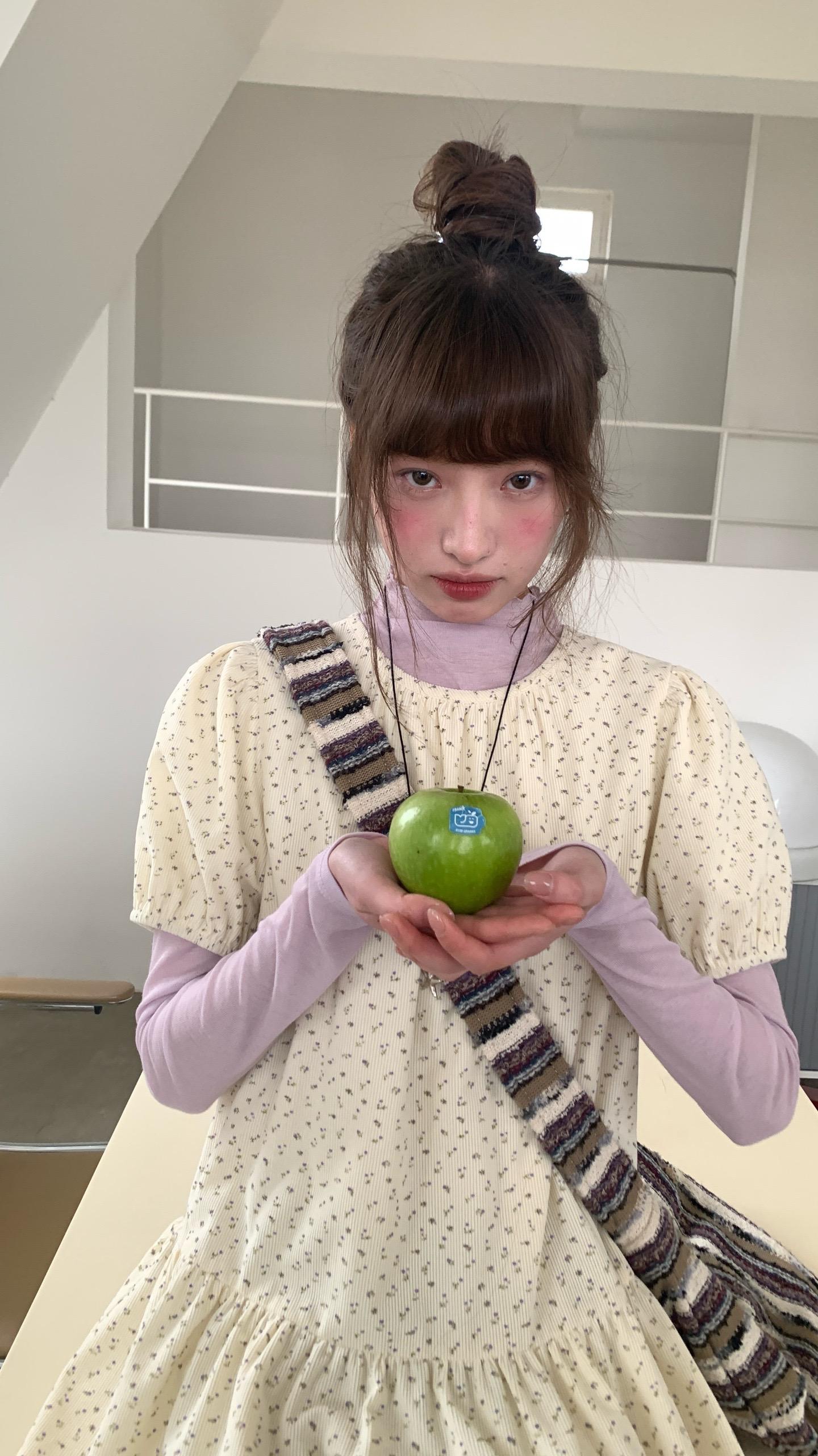 你的眼睛装了一整个春天。