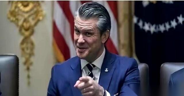 五万三千名美军，两万七千人的地面部队，已经把枪口对准了中东。但国防部长签下的第一