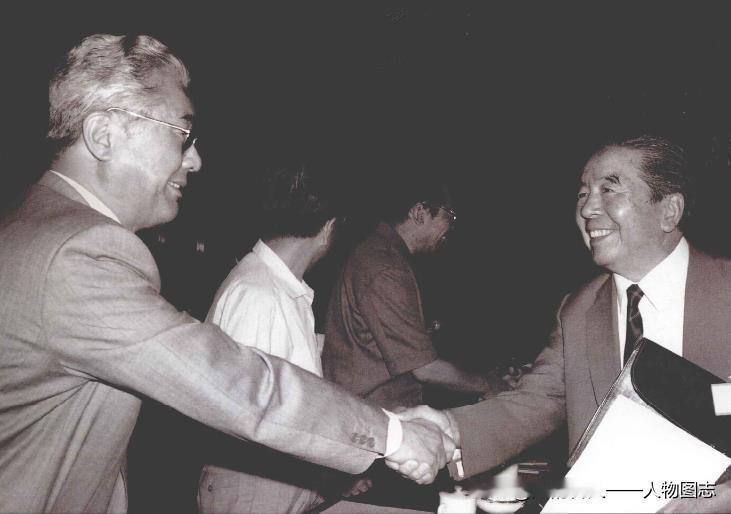 1985年7月1日,荣毅仁(左一)和香港“船王”包玉刚在中国香港特别行政区基本法