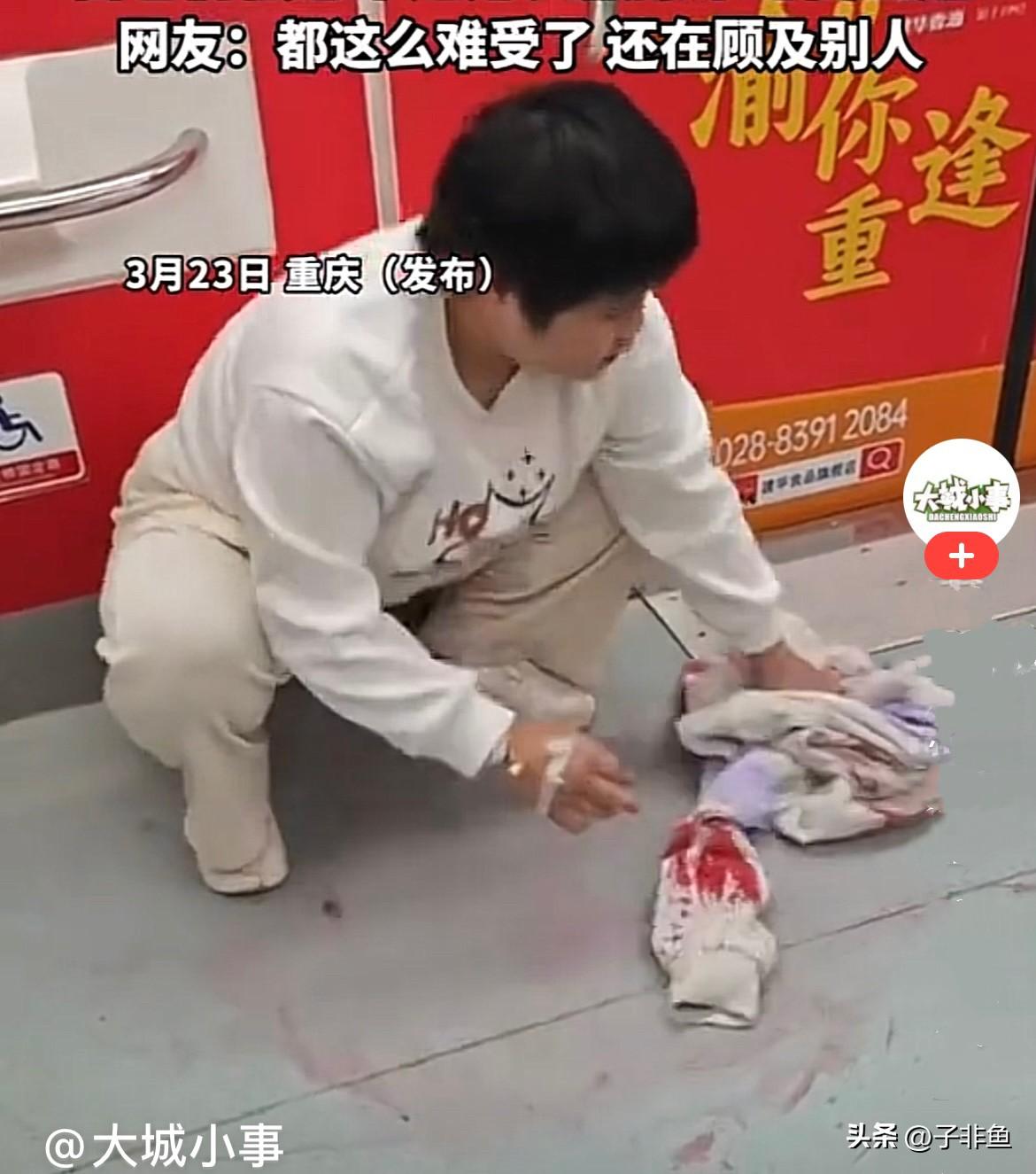 近日，重庆身患罕见病、与病魔抗争八年的女孩胡心瑶，她坐地铁要去重庆医科大学附属第