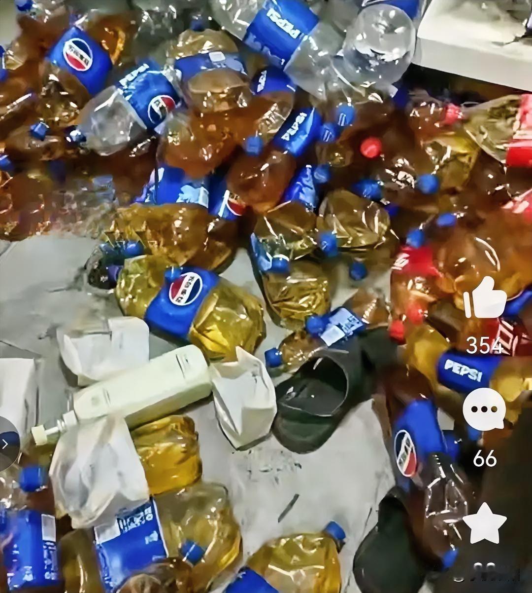 房东遇上这样的租客真是倒大霉了。在上海某小区，一男性租客因拖欠房租，房东准备上门