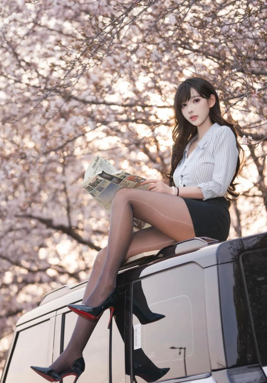 桃花娇美人更艳， 花美人更美