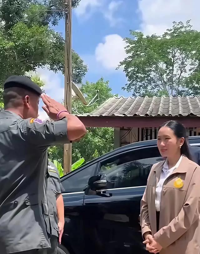 泰国总理佩通坦笑到了最后，佩通坦不顾生命危险，来到边境视察工作。万万没想到，佩通