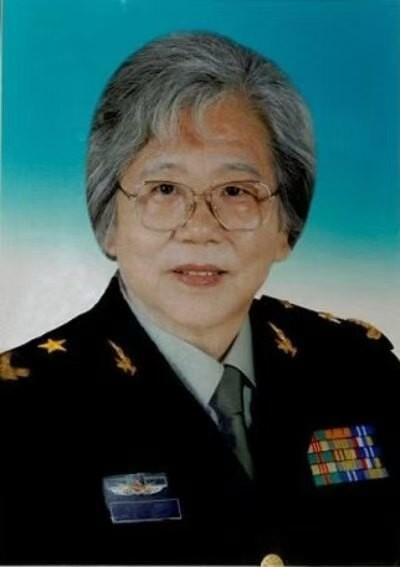 以前部队里不少身居高位的干部，背地里伸手捞钱，自以为藏得天衣无缝，唯独见了一位女