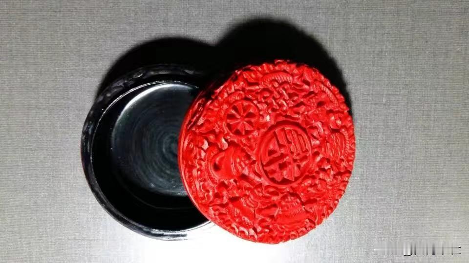 你喜欢漆器吗？漆器厂多年前就停产了，我买的库存。