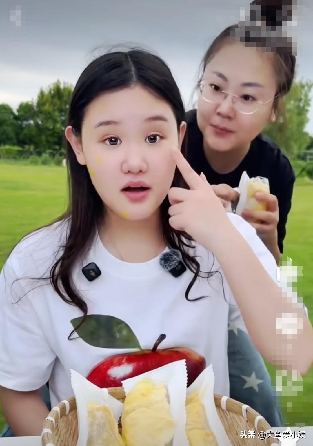 有网友喊张家齐阿姨，问她脸上贴的是什么东西？

张家齐有点被惊到了不敢相信，甚至