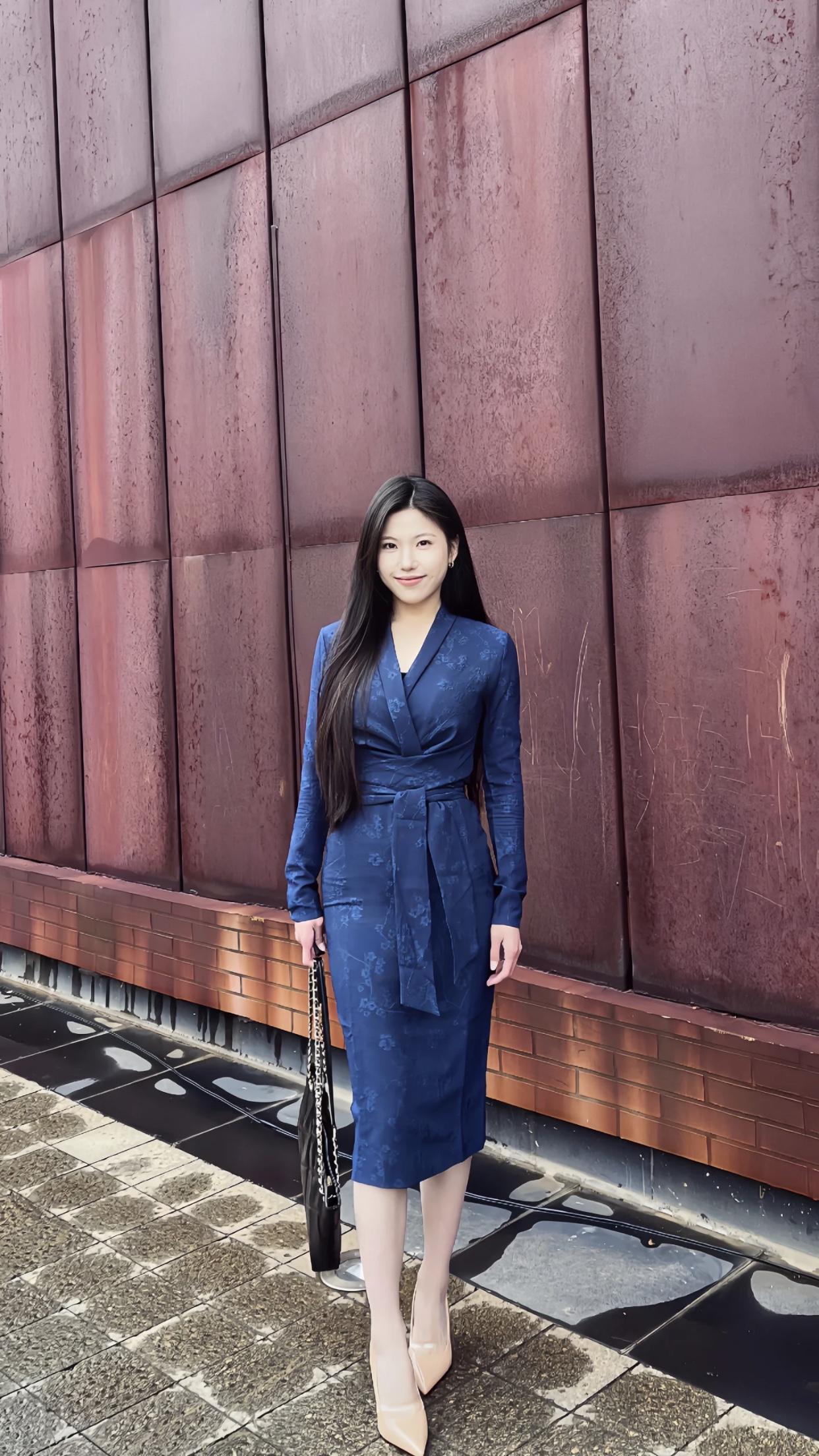 钟爱蓝色系穿搭。春天，蓝色系穿搭公式也很绝。浅蓝配米白有温柔初恋感，深蓝搭浅蓝是