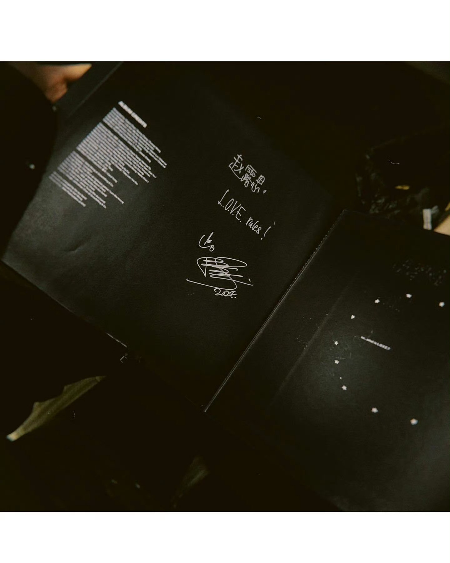 赵露思晒出了陈奕迅的签名CD，陈奕迅好贴心还特地写了Love 