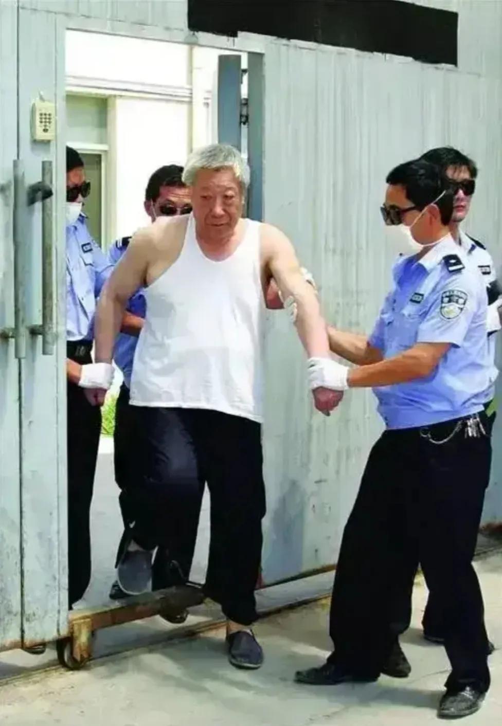 这是2009年南阳看守所，即将押赴刑场执行死刑的死刑犯。

他的名字叫做吴天喜，