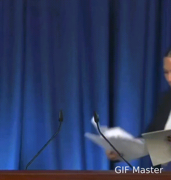 她到底看到了什么？
内塔尼亚胡总统办公室工作人员在专心整理演讲台时看向了电视直播