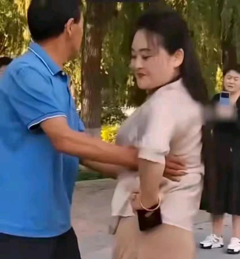 万万没想到，一个中年丧偶的大叔，竟然每天傍晚早早就和自家的保姆，去附近的公园里跳
