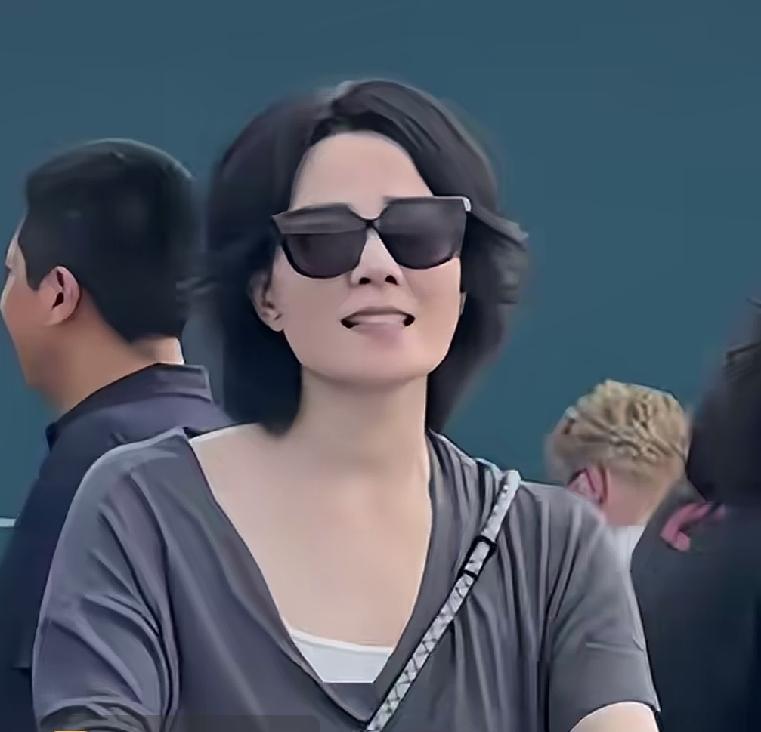 王菲李嫣同框现身支持窦靖童王菲 李嫣