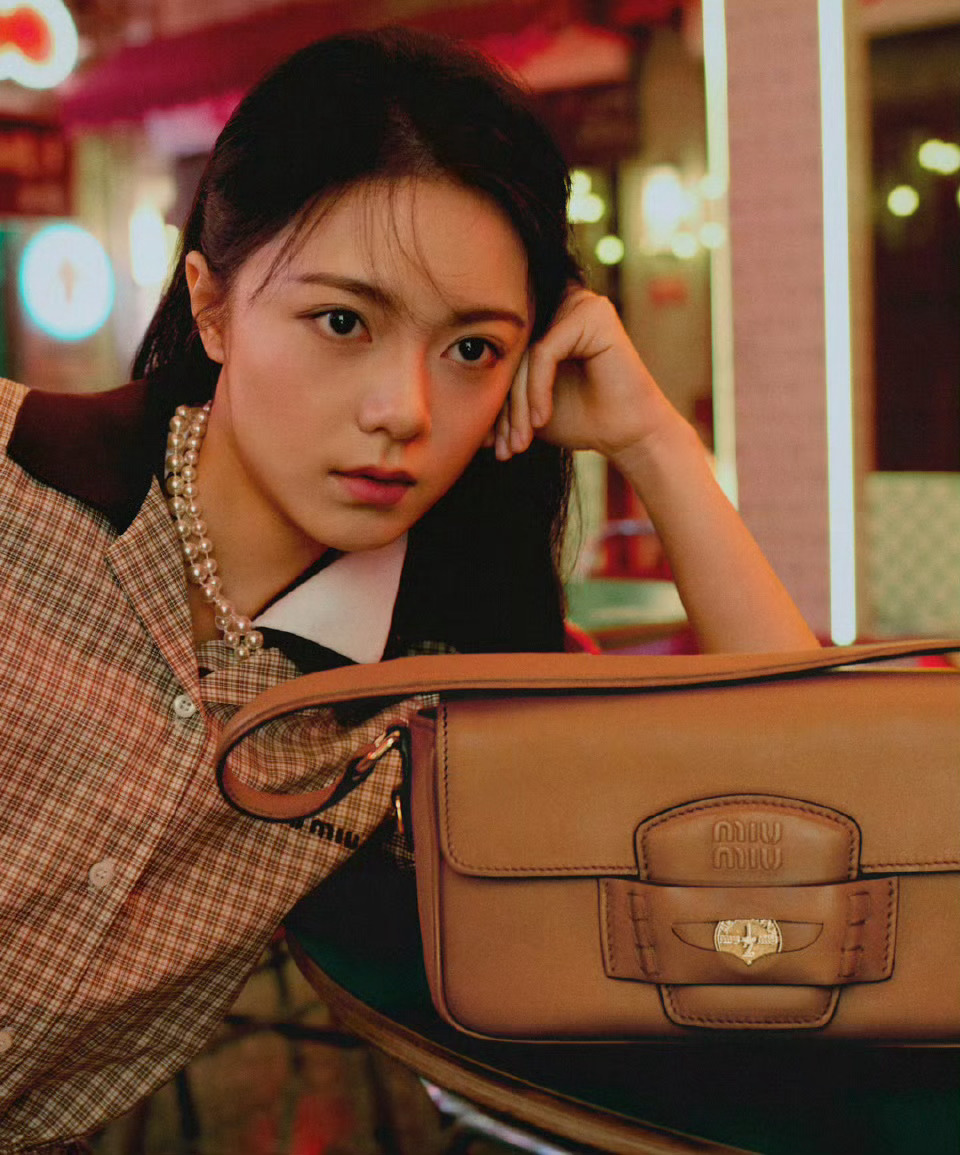 Miu Miu在中国签下的四位小花，均已收获全球正季成衣广告。其中李庚希是去年签