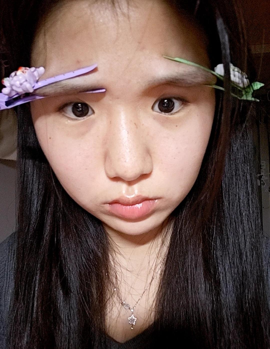 肿眼泡的新大陆
突然发现用架子把眼睛上面的肉肉夹起来眼睛就变得更大了
但是这样的