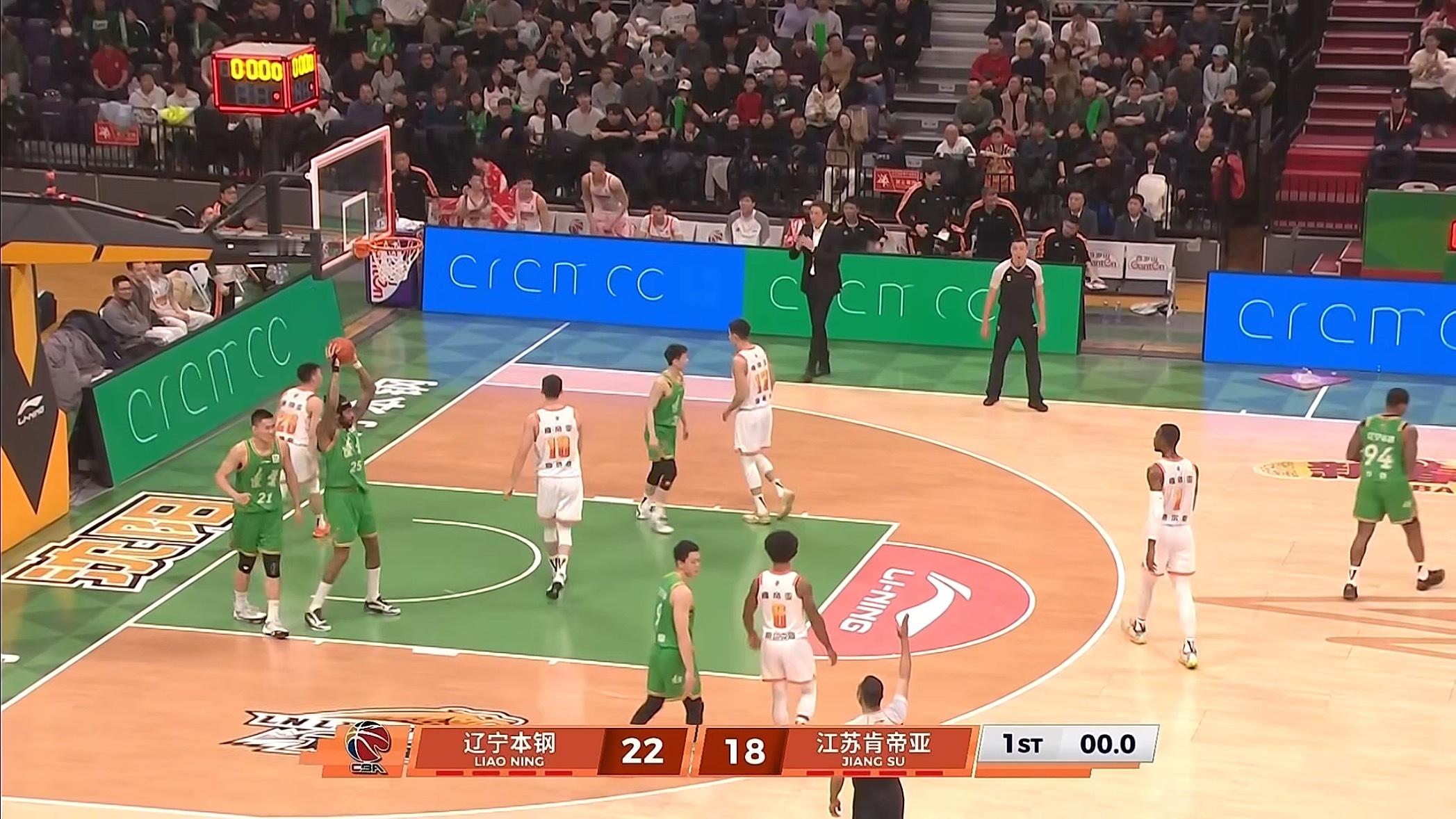 辽宁队主场对江苏第一节比赛结束辽宁队暂时领先4分辽宁男篮