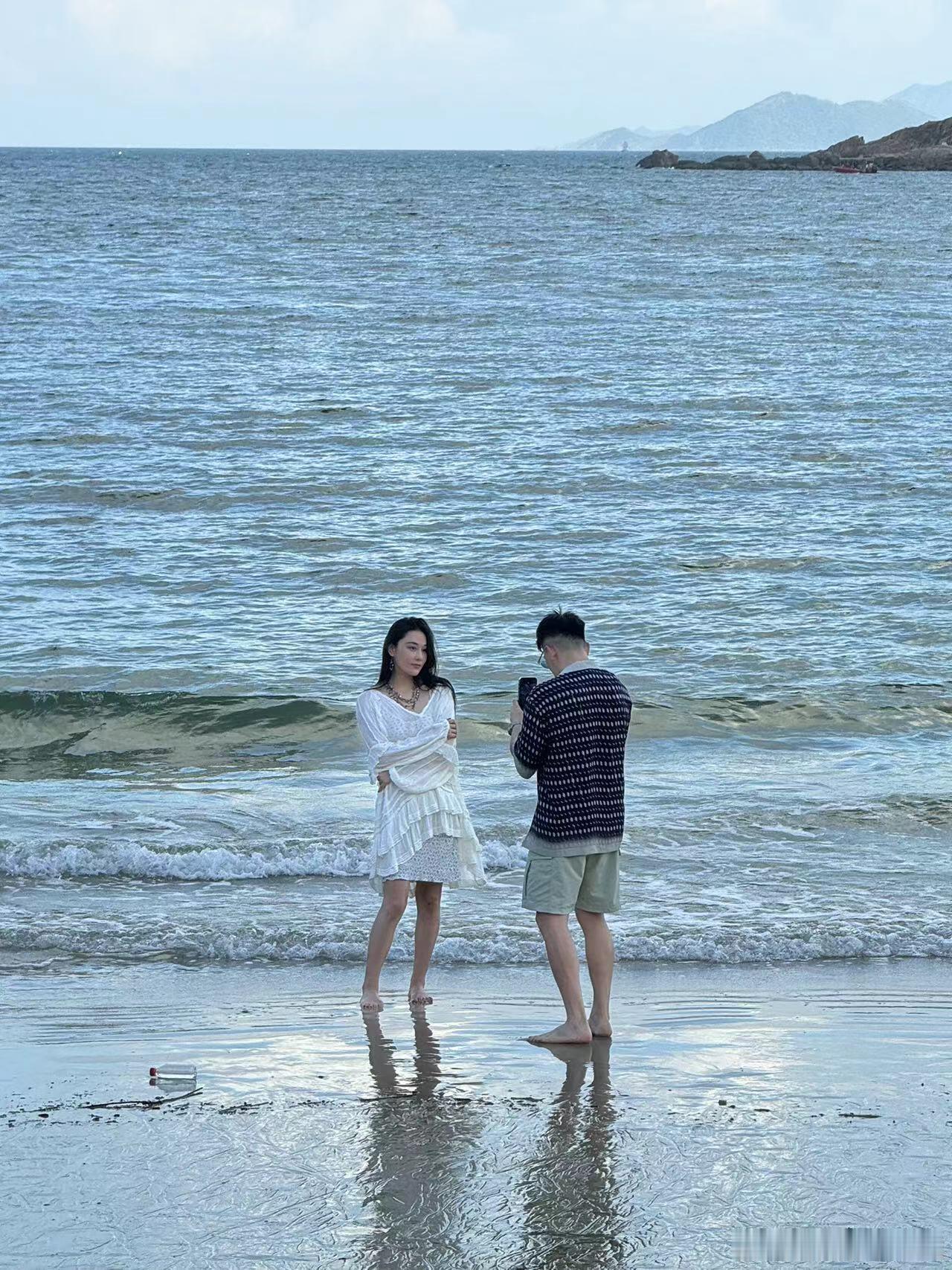 #偶遇张馨予何捷海边度假##张馨予何捷海边度假# 偶遇张馨予何捷海边度假，何捷给