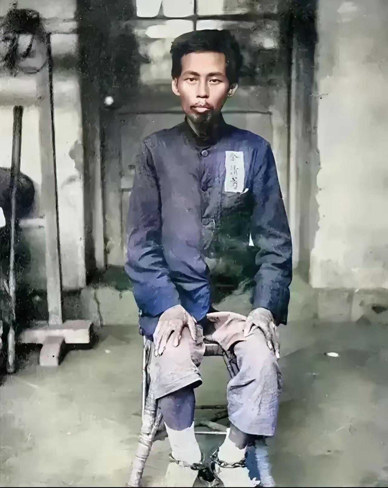 没想到这个脚戴沉重铁镣、身形消瘦却眼神亮得吓人的男子，是曾让日军寝食难安的台湾抗