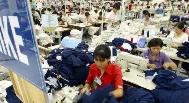 三星、东芝走了，把生产线搬去了越南。阿迪耐克也走了，将工厂搬到了越南，现在就连佳