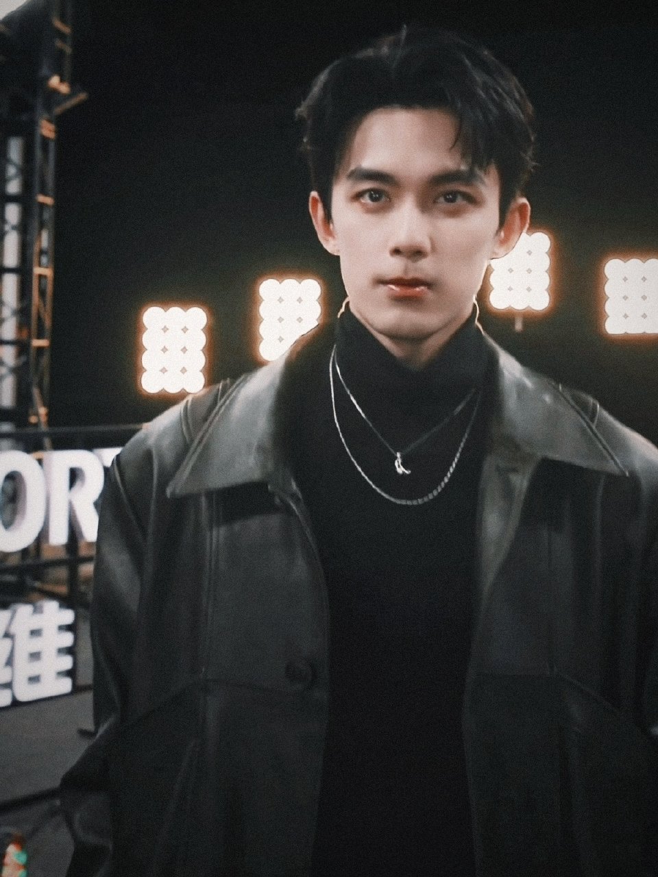 吴磊这波红毯出场方式太绝了！也就吴磊能稳稳hold住全场记忆点了吧，简直就是da