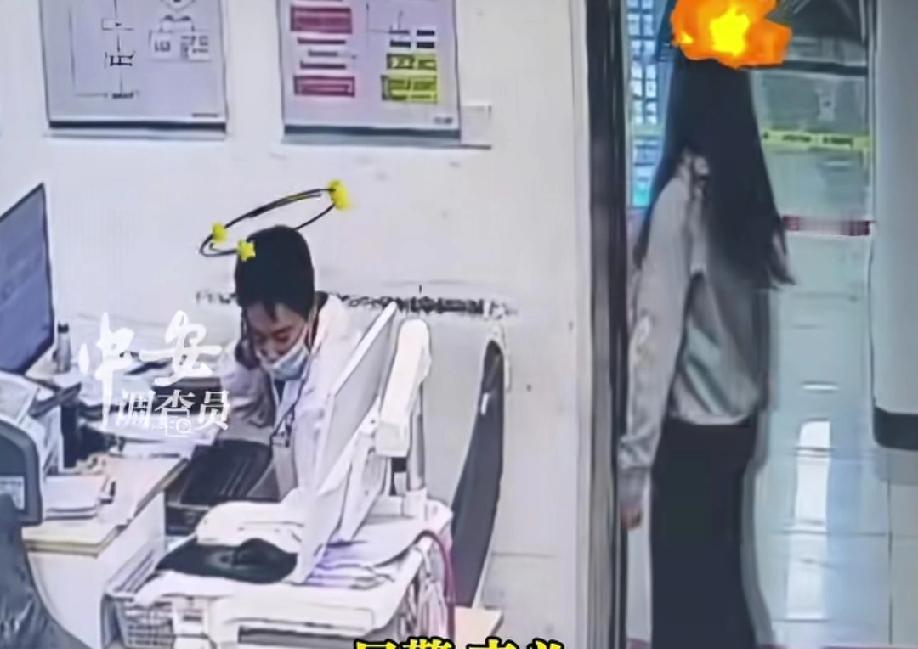 活该！一女子陪伴朋友去看病，因为医生优先救治重病患者，心生不满，竟扇医生耳光！