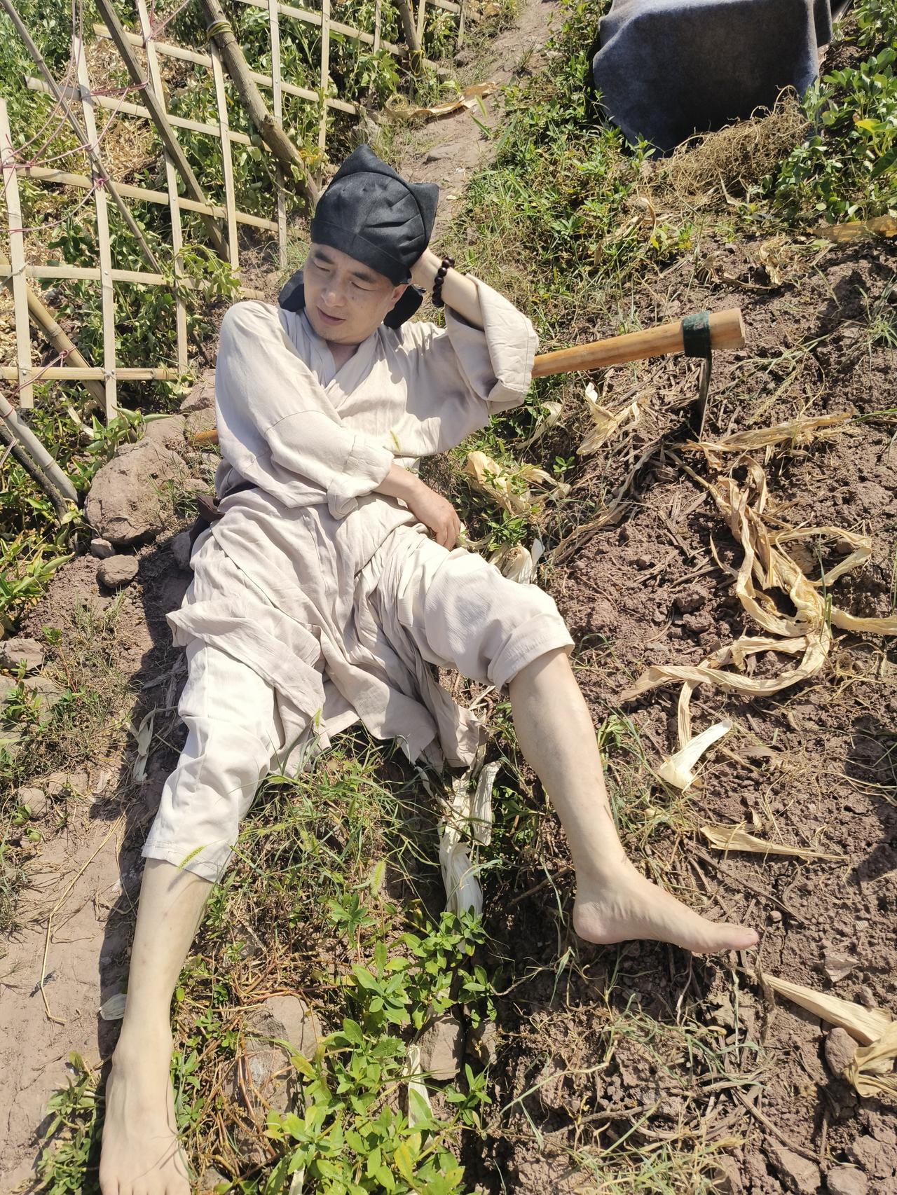 虞美人·赶集归来
〔当代〕邹謇

绿肥孟夏连村树，众鸟欣相遇。
忽闻深巷卖声喧，