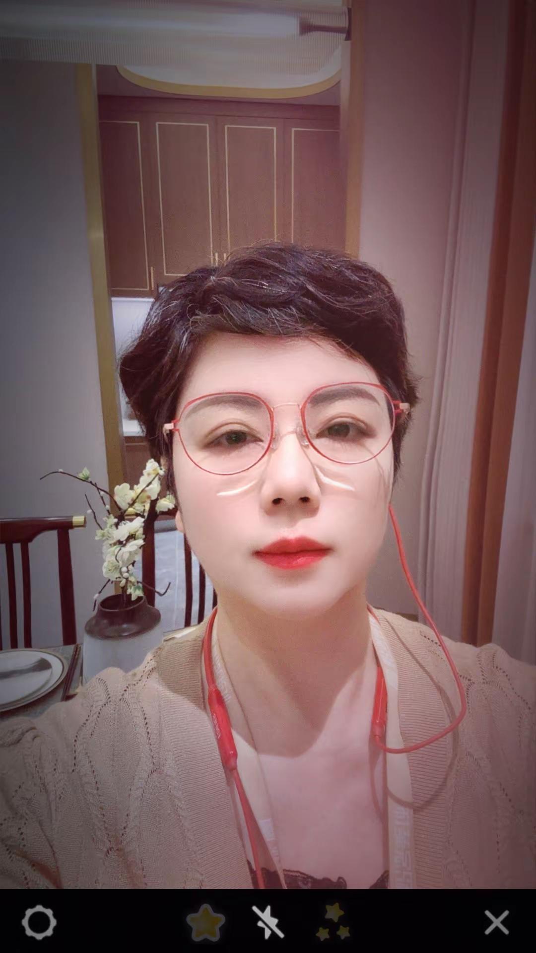 戴眼镜的女人 程姐工作室 戴眼镜的女士 短发刘姐 这么诚实靠谱的陈姐不好找