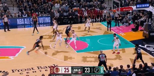 还是人么？文班亚马骑马三分谁能盖？
在今天NBA常规赛马刺对阵骑士的第一节比赛末