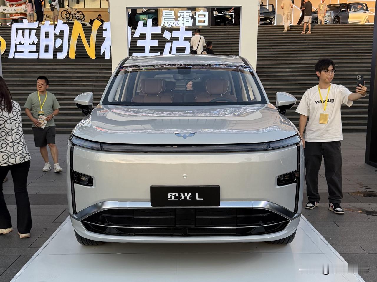 五菱星光L今天上市，起步价只要10.98万、而且有260km续航。

一个6座S