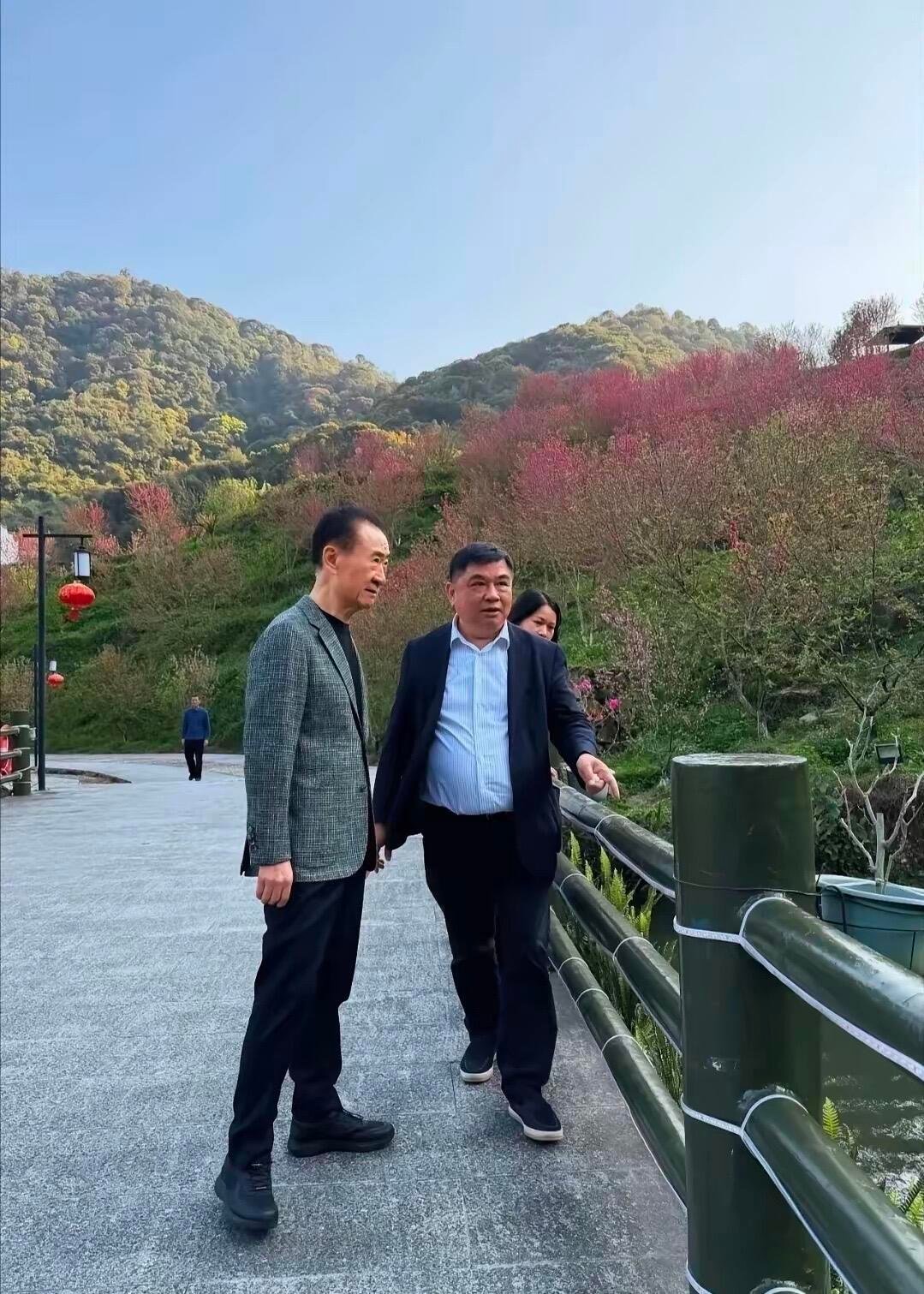 王健林近照，72岁的他，依然干劲昂扬。近日，王健林现身泉州永春，这是他在景区的一