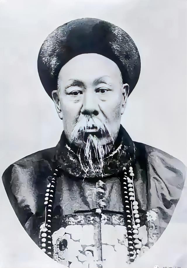 左宗棠下令斩杀降将董福祥，刽子手挥刀砍下，只听“咔嚓”一声，董福祥却安然无恙，身