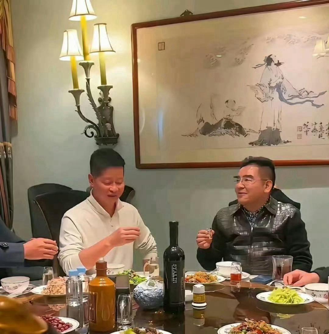 陈光标在家请客，桌上没摆什么山珍海味，其中有一盘炒花生米。

朋友进门还以为走错