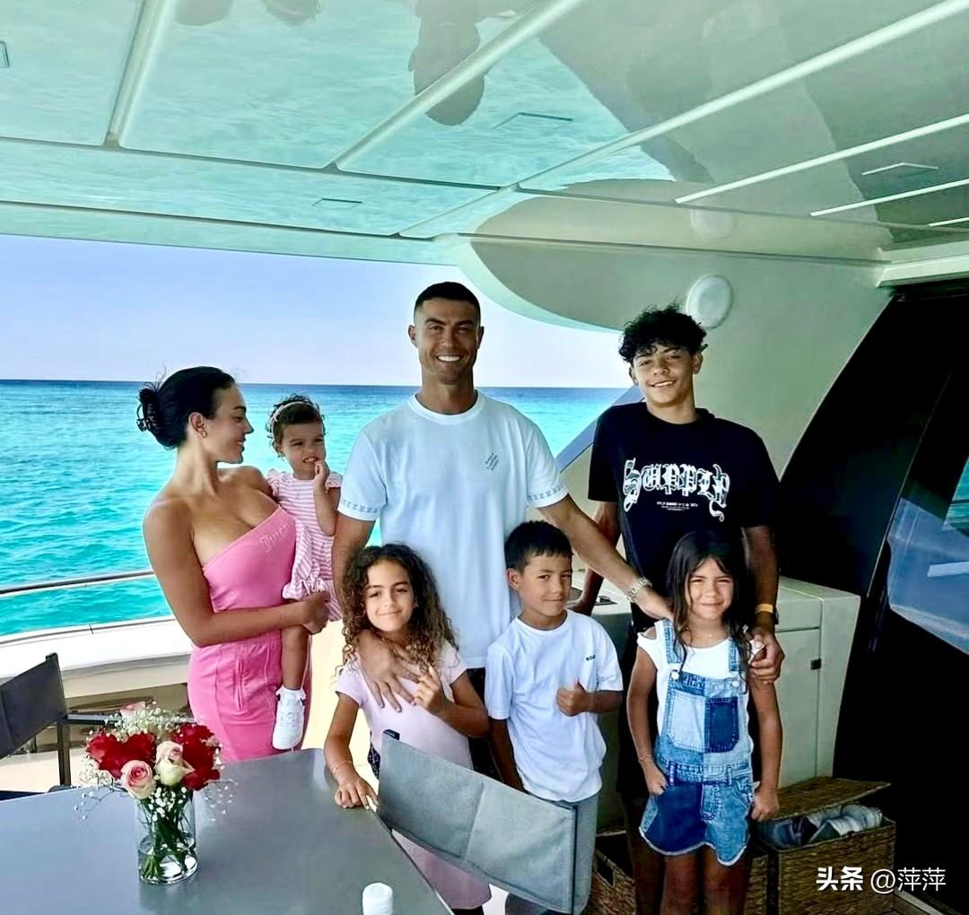 C罗与女友乔治娜及五个孩子在游艇上度假，碧海蓝天间尽显豪门温情。从长子迷你罗到最