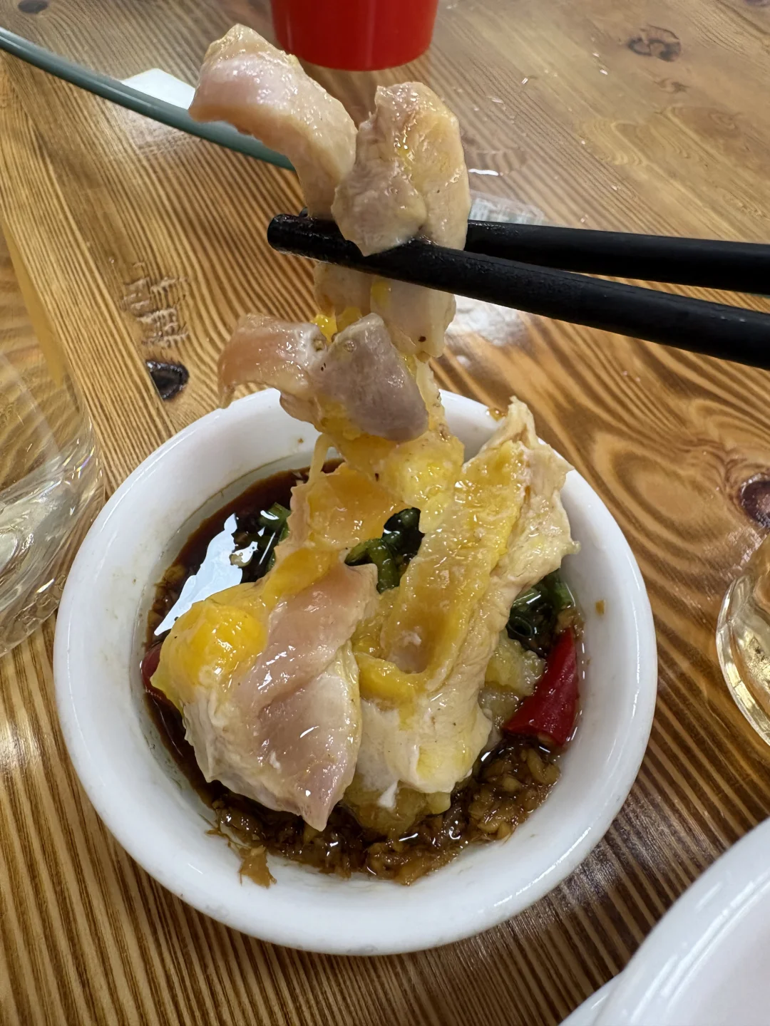 广东鸡煲 顺德菜 伦教荔村桑拿鸡，去到点了菜，鸡才开始宰，新鲜，一只鸡...