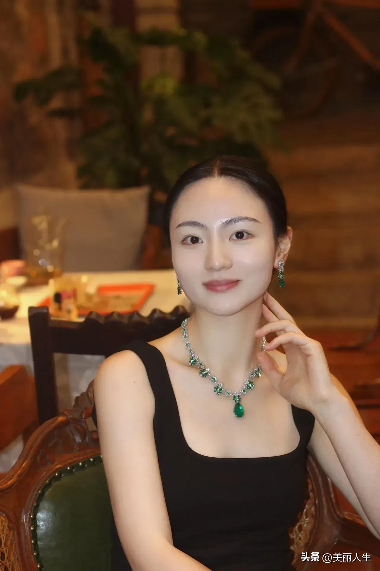 买个院子，开个客栈、弄个咖吧。院子不用很大，也不用太过奢华，栽满花、撸着猫🐱，