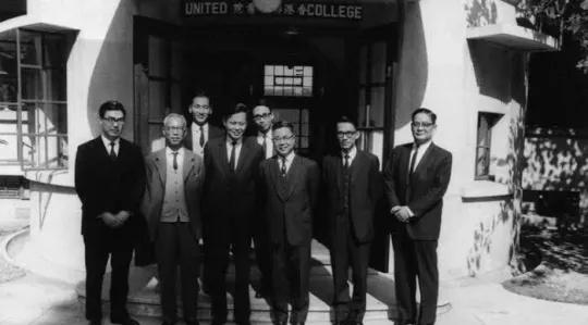 1997年前，香港中文大学多次希望授予杨振宁荣誉理学博士学位，他却婉言相拒。原因