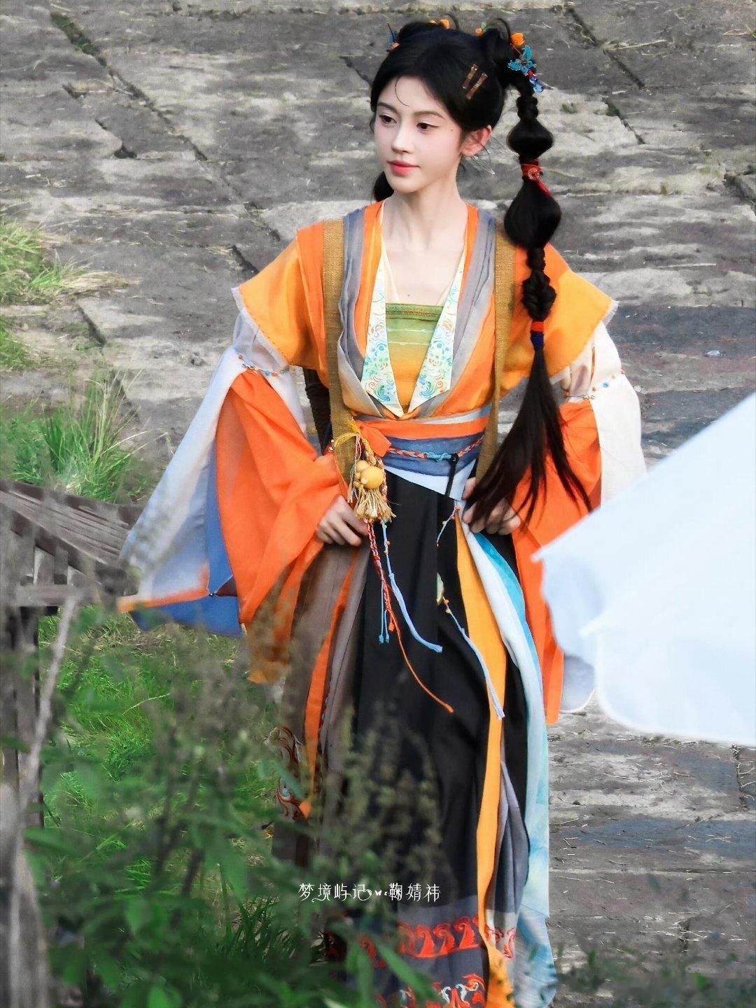 来战七夕物料小阿黛和师父萧逸寒这画面也太有武侠CP感了！七夕氛围拉满，一招一式都