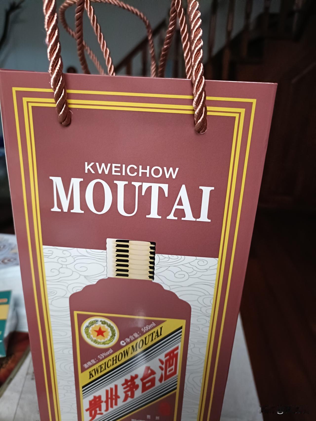 昨晚去接儿子，顺便给导师送点年礼，虽然6月份已经毕业。
今年导师也客气了，硬回了