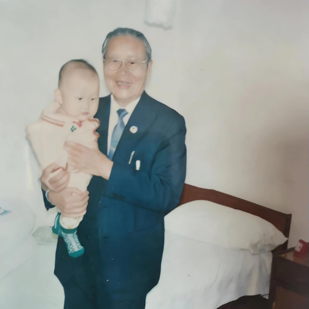 大特务沈醉也有温情的一面，照片拍摄于上世纪90年代初，沈醉抱着侄孙，留下这一张合