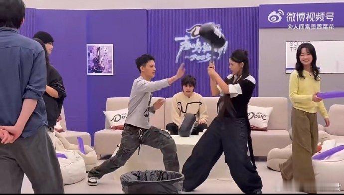 这直播比我奶的年夜饭还乱声鸣远扬这场直播的欢乐氛围真的太有感染力了，虽然有点小乱