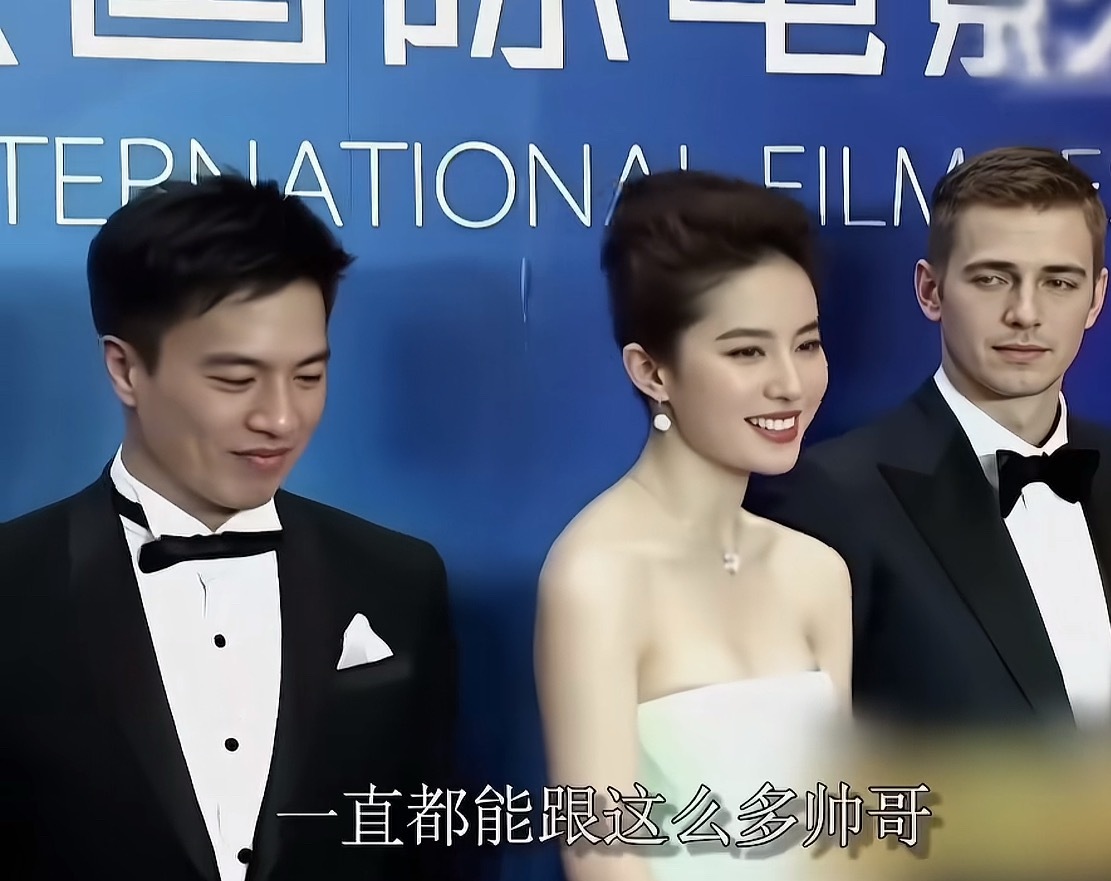 余光扫到一眼刘亦菲 就兵荒马乱了 