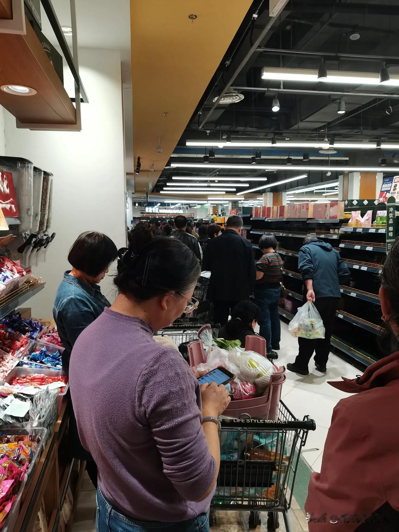 听说华联要闭店，不知道是不是真假？卡了还有点儿钱，过来一看，好家伙，货架都抢空了