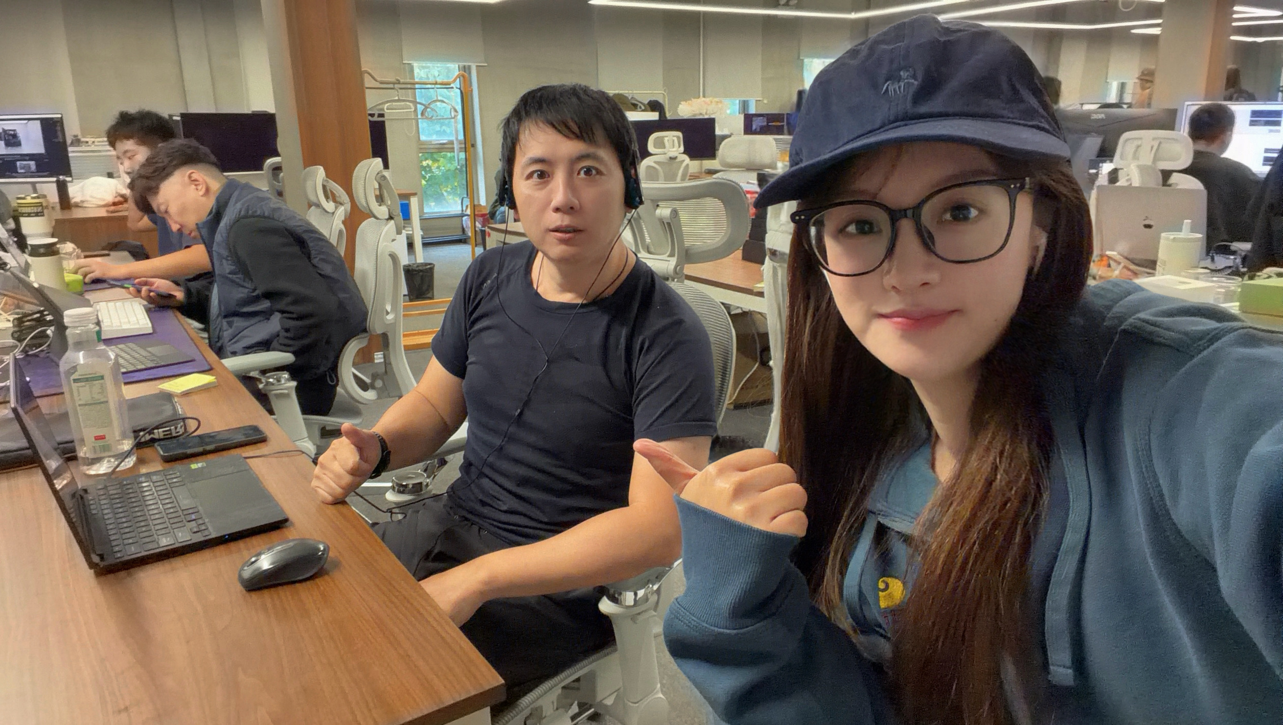 今天早上下的小雨，一下子冷飕飕的！直接穿上我最厚的外套[捂嘴哭]一看许老师还穿半