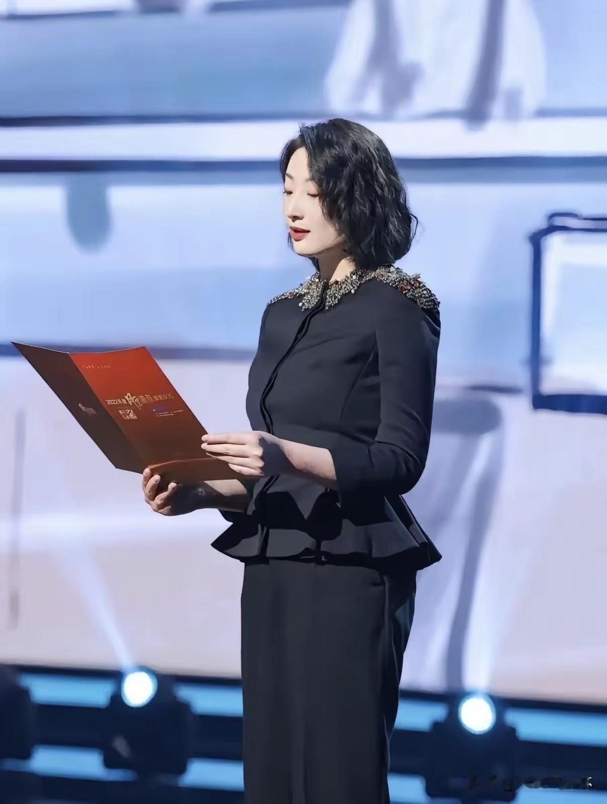 从宗馥莉最近的一些举动里，
我发现了一些让人心疼的细节。

KELLYONE是她