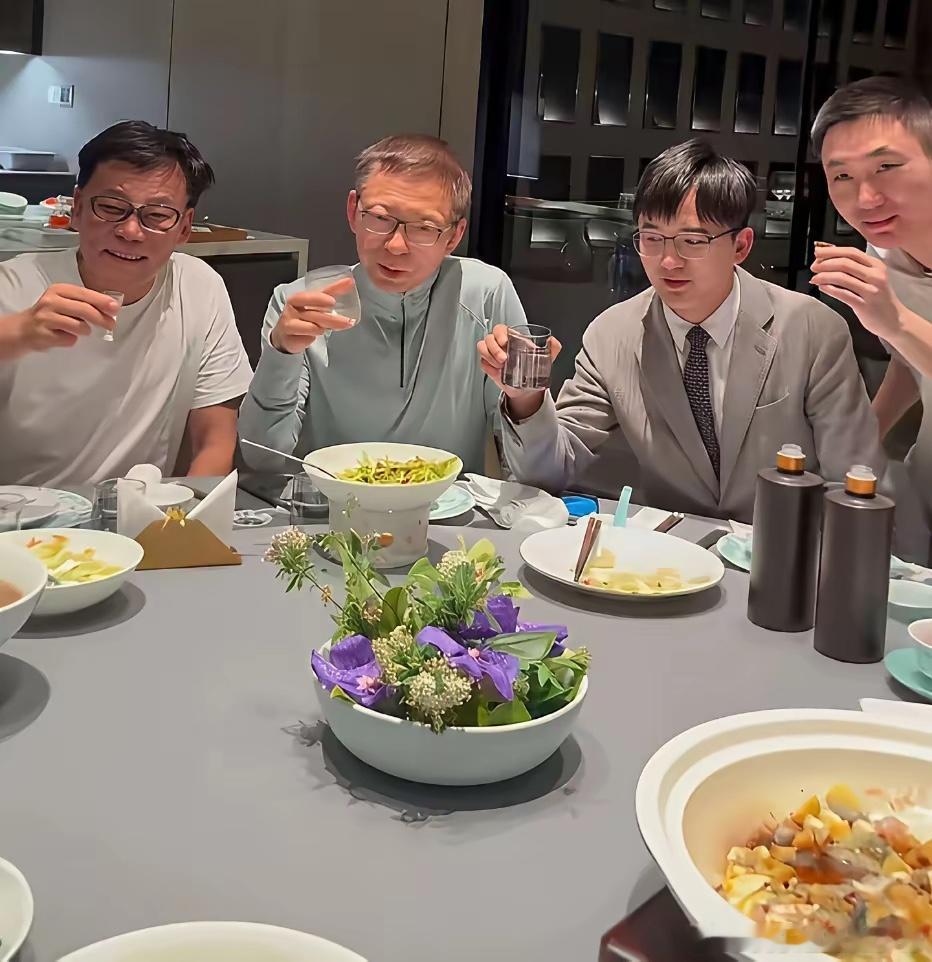 李国庆与张朝阳等人聚餐时的一幕，李国庆自称他们的聚餐是跨年龄、跨界的。 
