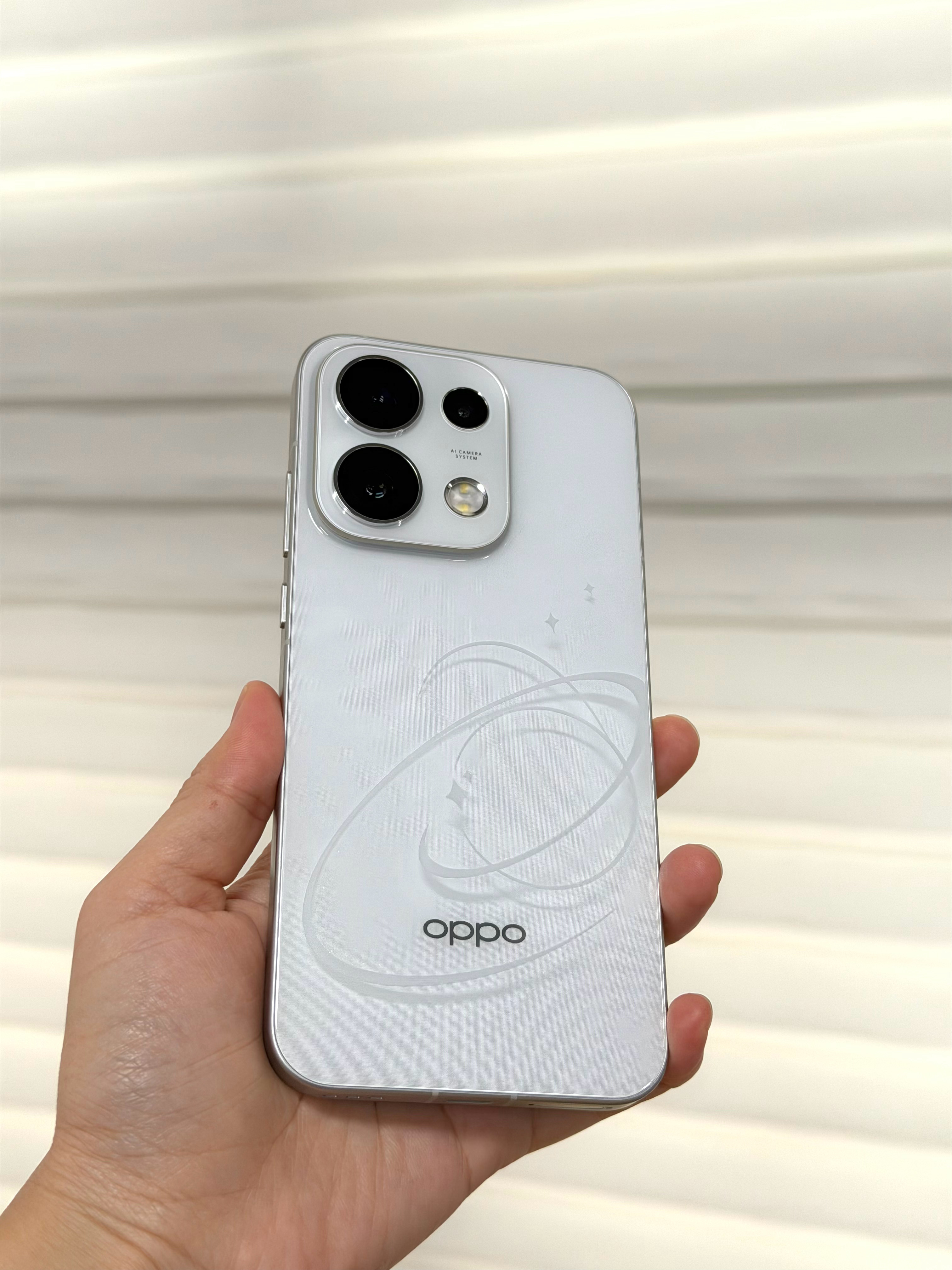 OPPO Reno16 Pro用3D冰透悬浮工艺做出了立体悬浮星球效果，颜值确实