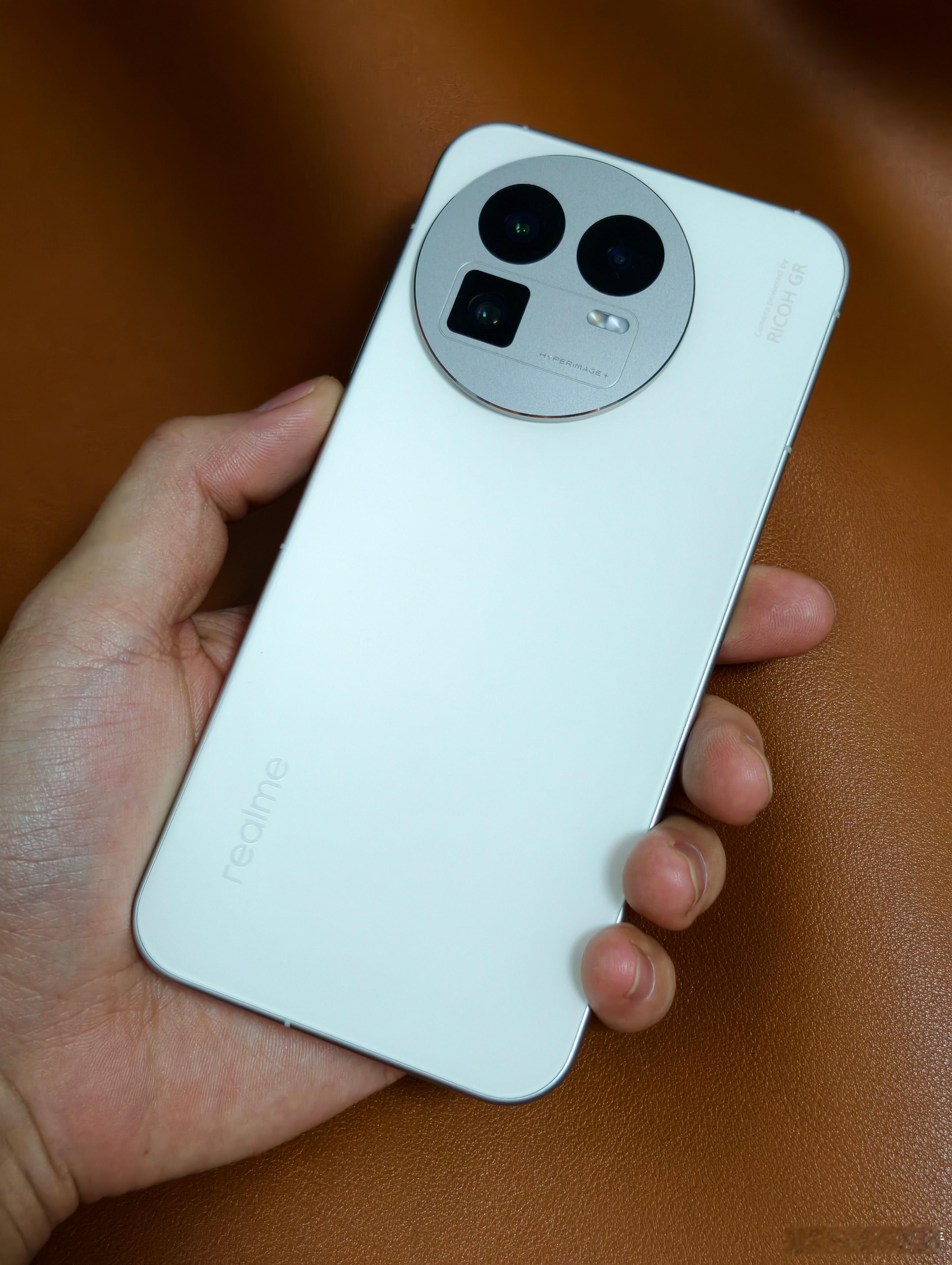 GT8 Pro用到现在，作为一款性价比旗舰，它的体验是绝对合格的。不俗的外观质感