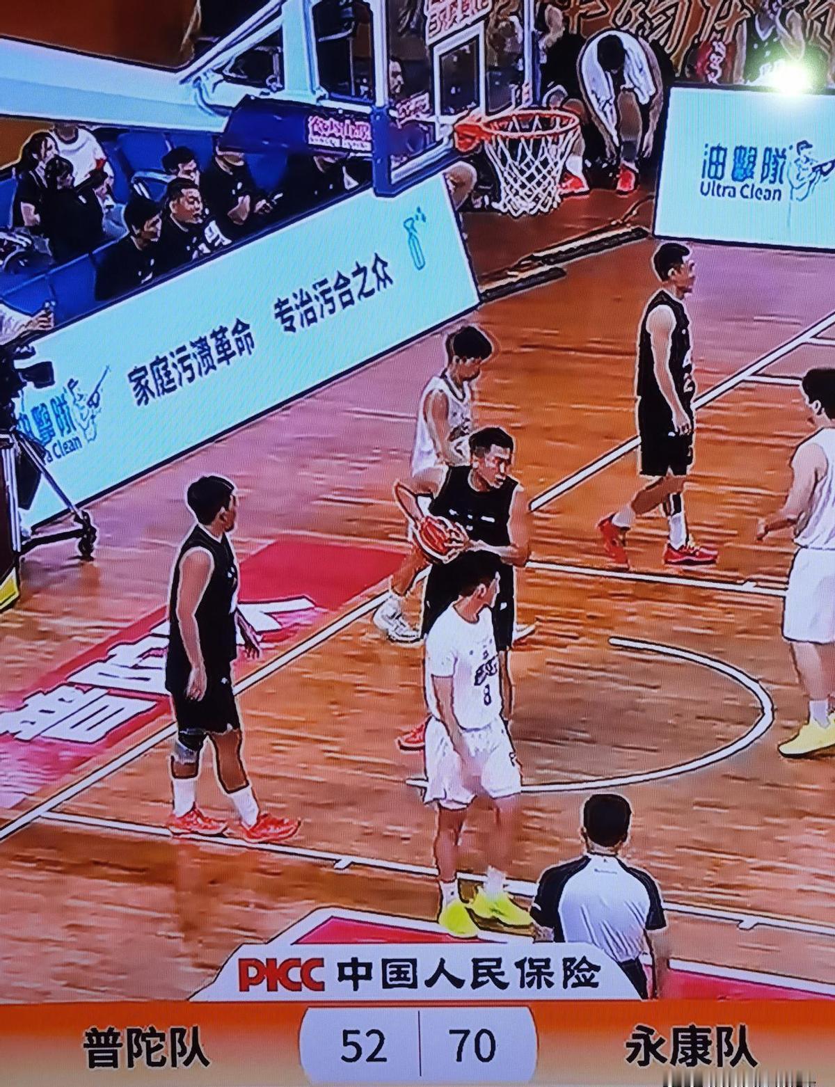 永康队身高倒数第二，却靠五个人传出了联赛第一的助攻率。
王宇昂一个掩护，球转到底